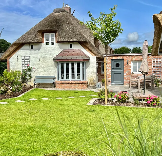 Ferienhaus Föhrliebt Garten Rasen